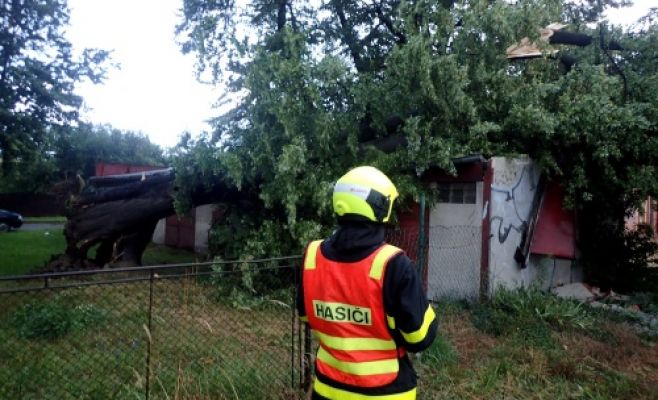 Непогода в Чехии: пожарные оперативно реагировали на повреждения и расчищали дороги