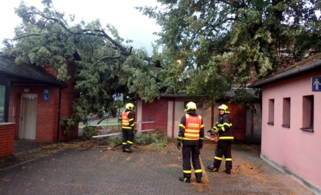 Непогода в Чехии: пожарные оперативно реагировали на повреждения и расчищали дороги