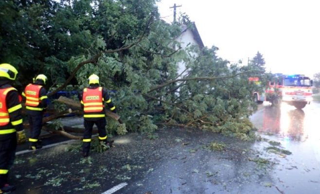 Непогода в Чехии: пожарные оперативно реагировали на повреждения и расчищали дороги