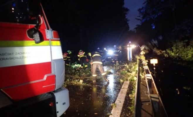 Непогода в Чехии: пожарные оперативно реагировали на повреждения и расчищали дороги