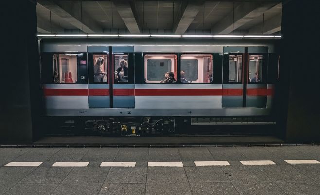 В пражском метро погиб мужчина, прыгнувший под поезд
