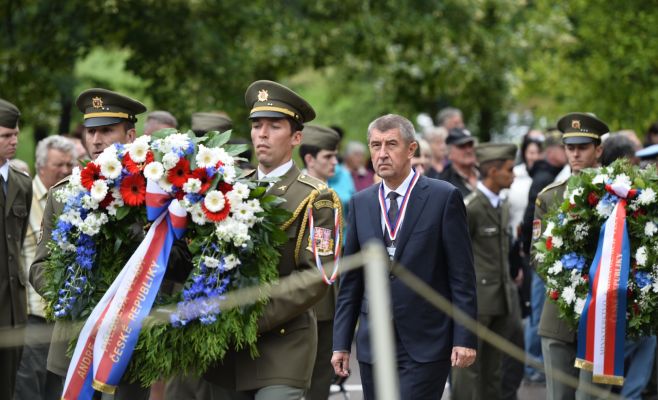 Сотни людей почтили память жителей деревни Лежаки