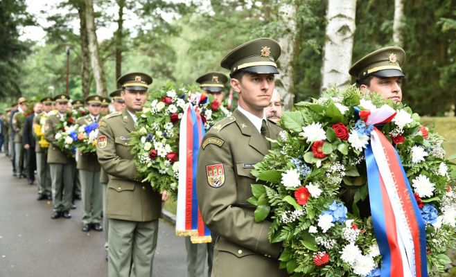 Сотни людей почтили память жителей деревни Лежаки