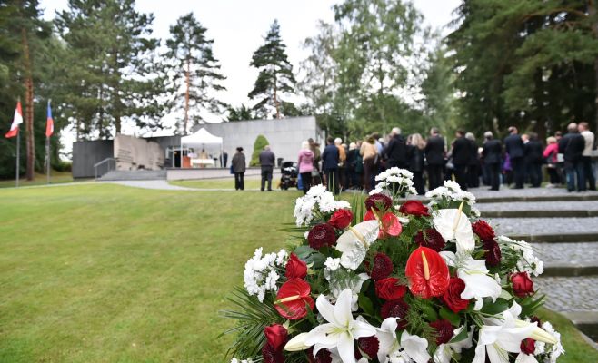 Сотни людей почтили память жителей деревни Лежаки