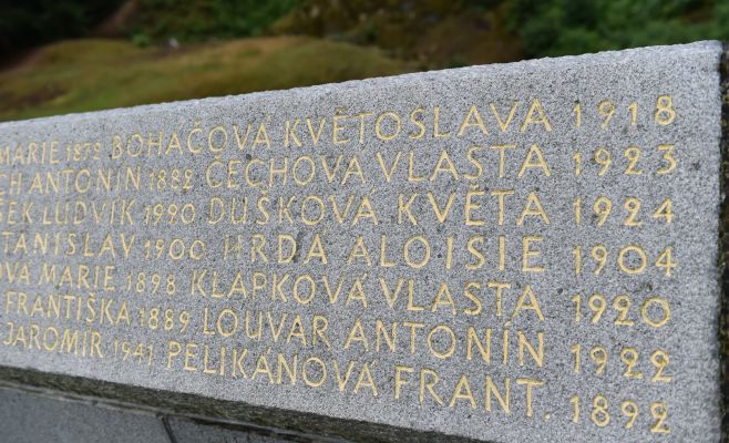 Сотни людей почтили память жителей деревни Лежаки