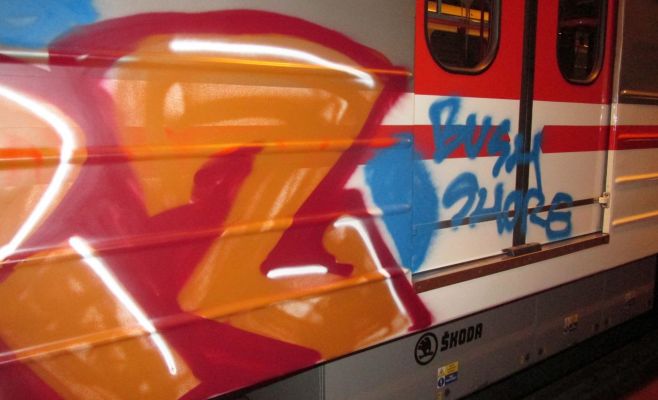 Неизвестные остановили поезд в пражском метро и нарисовали на вагоне граффити