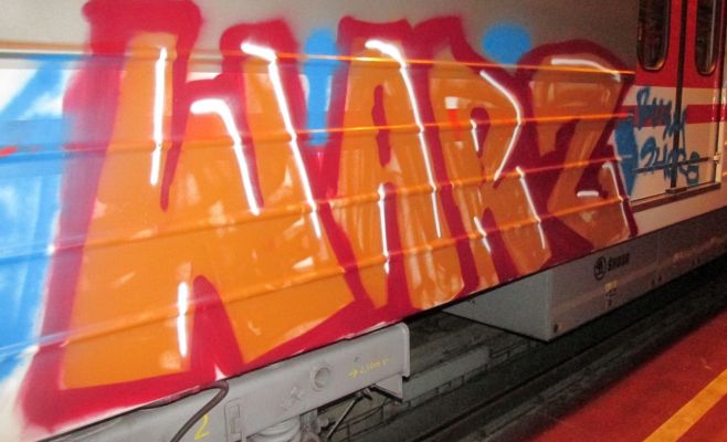 Неизвестные остановили поезд в пражском метро и нарисовали на вагоне граффити