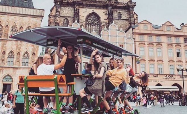 «Пьяные велосипеды» надоели и местным и политикам. Мобильные пивбары хотят изгнать из парков