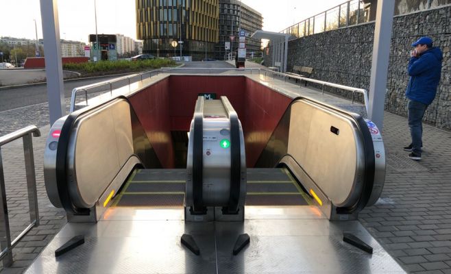 Эскалатор на «Надражи Велеславин» вышел из строя