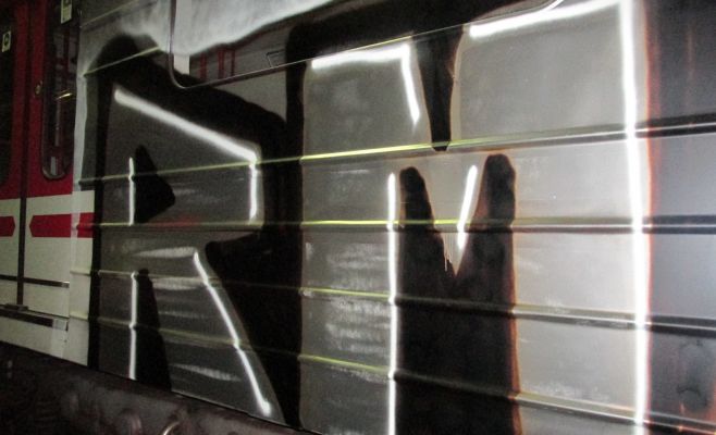 Ради граффити в метро неизвестный рисковал жизнью