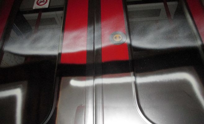 Ради граффити в метро неизвестный рисковал жизнью