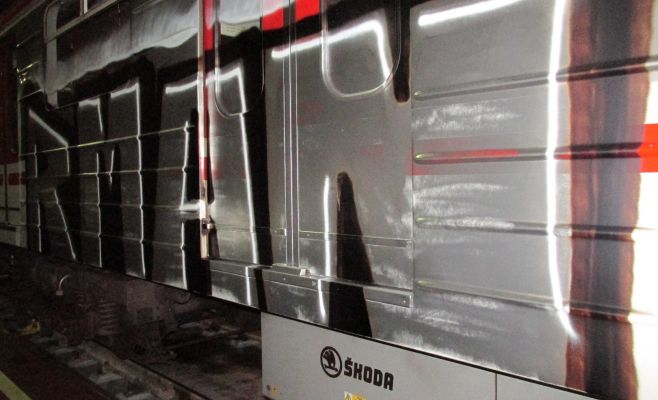 Ради граффити в метро неизвестный рисковал жизнью