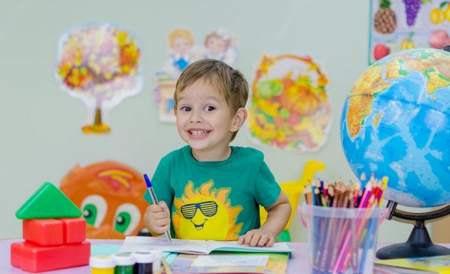 Дети идут в школу за табелями, впереди их ждут каникулы