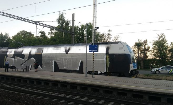 Фото: вандалы испортили поезд граффити