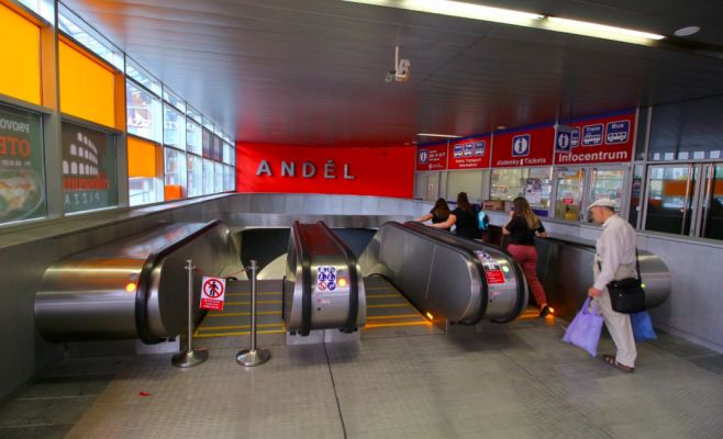 На станции метро «Андел» вышли из строя новые эскалаторы