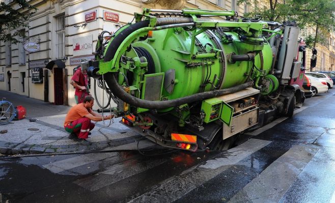 В центре Праги грузовик частично провалился под землю