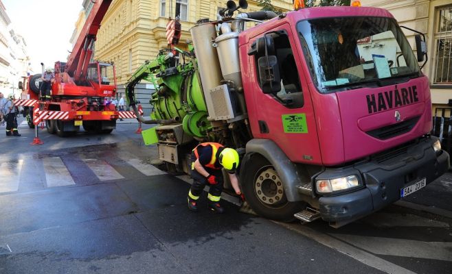 В центре Праги грузовик частично провалился под землю