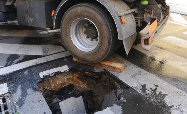 В центре Праги грузовик частично провалился под землю