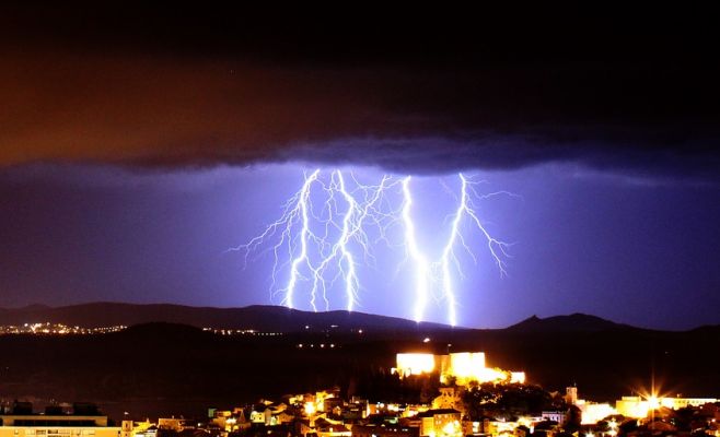 Гидрометцентр предупреждает о сильных грозах в Чехии