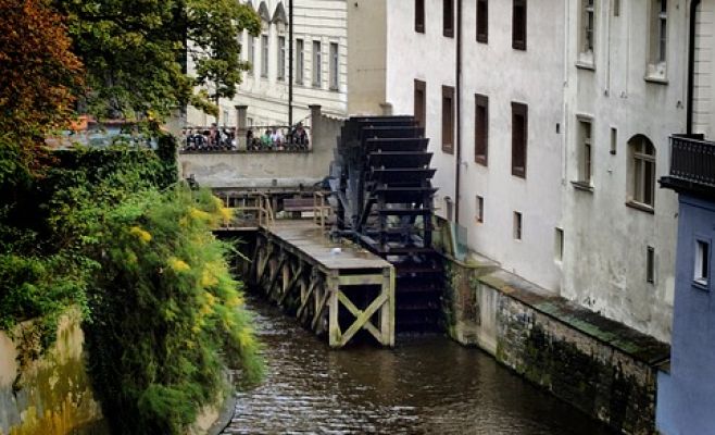 Плотники заменят мельничное колесо на Чертовке