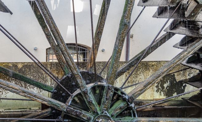 Плотники заменят мельничное колесо на Чертовке