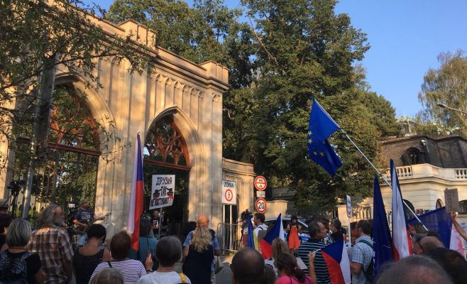 «Никогда не забудем 1968 год»: у посольства России в Праге состоялась демонстрация