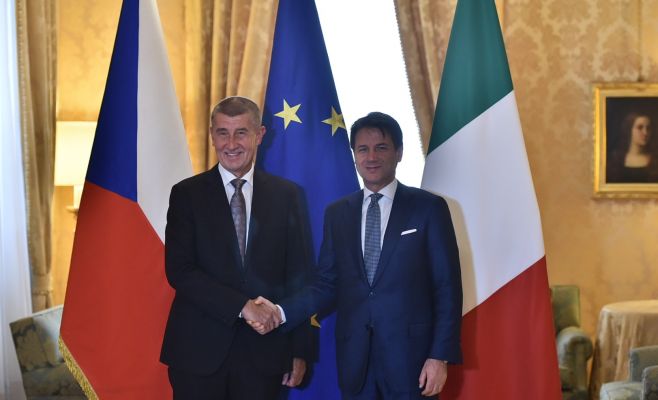 Чехия не будет принимать беженцев из Африки, так как ей хватает украинцев