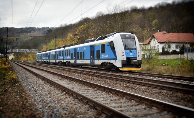 С 1 сентября проезд в поездах и автобусах станет дешевле на 75%