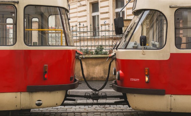 Из-за аварии в центре Праги временно не будут работать трамваи
