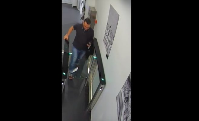 Разыскивается мужчина, выбивший дверки турникета на входе в туалет 