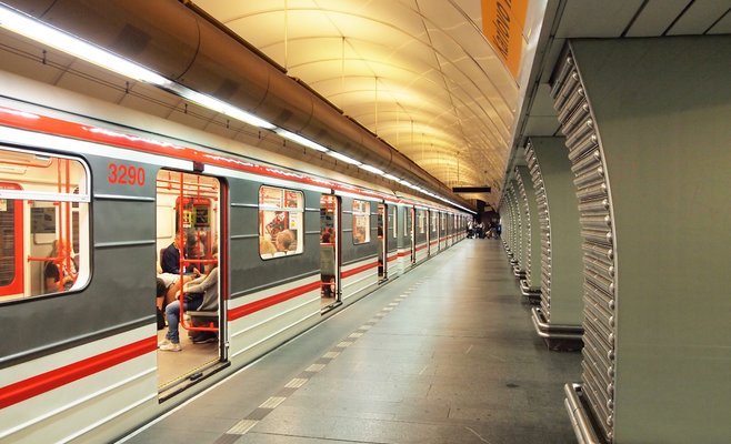 Из-за замены эскалаторов закрывается на 10 месяцев вход на станцию метро на Карловой площади