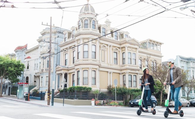 Прагу заполонили электросамокаты Lime на прокат, местные жители против