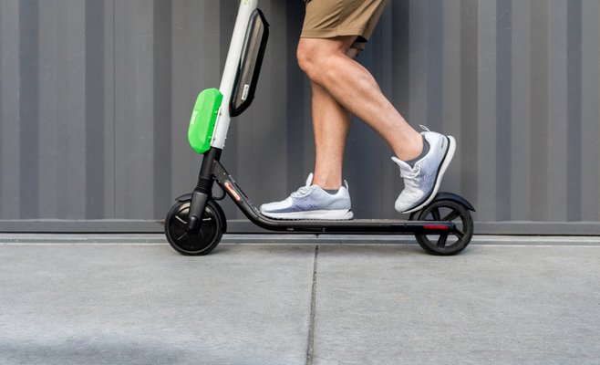 Прагу заполонили электросамокаты Lime на прокат, местные жители против