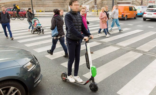 Полиция Праги предупреждает о штрафах до 2 тыс. крон «водителей» электросамокатов