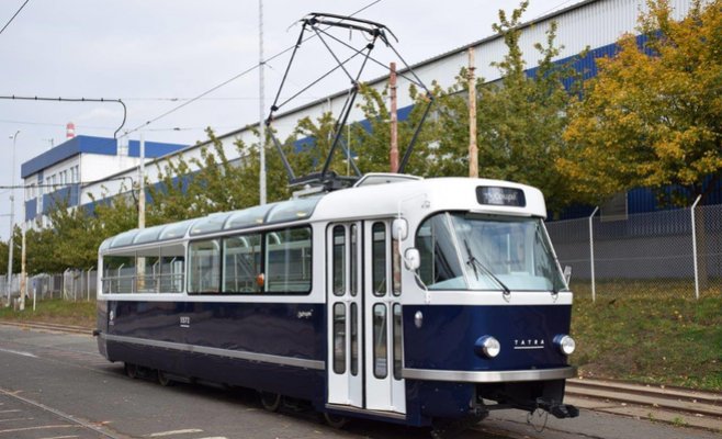 Новая достопримечательность Праги: обновлённый трамвай со стеклянной крышей и барной стойкой