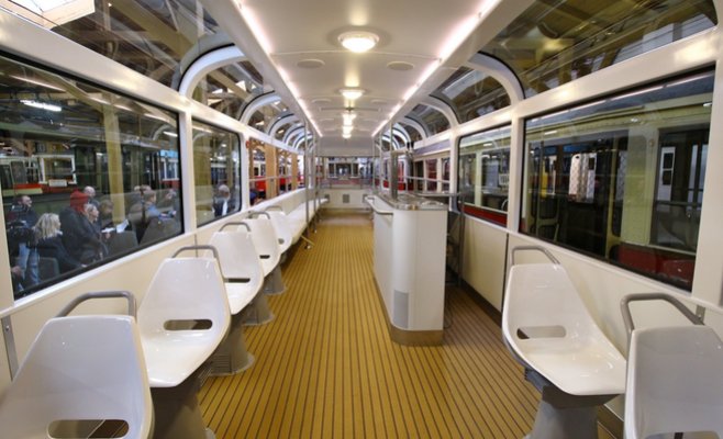 Новая достопримечательность Праги: обновлённый трамвай со стеклянной крышей и барной стойкой