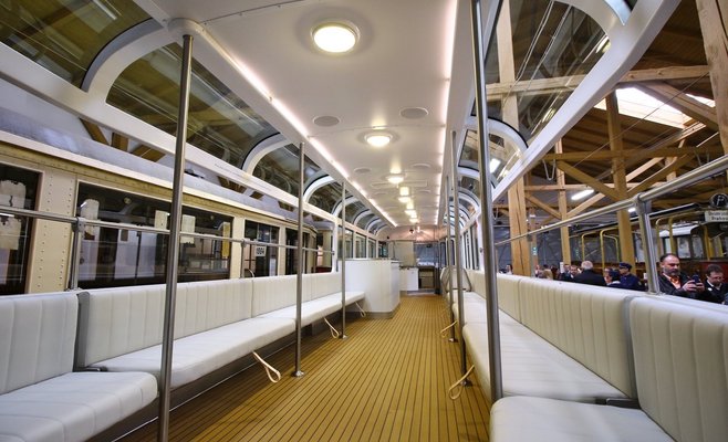 Новая достопримечательность Праги: обновлённый трамвай со стеклянной крышей и барной стойкой