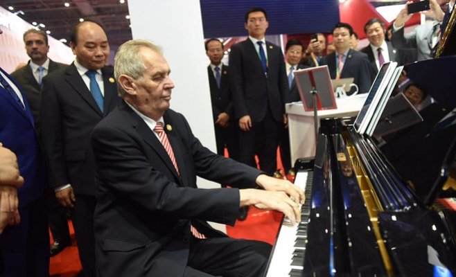 Президент Чехии сыграл на рояле для премьер-министра России и главы Китая