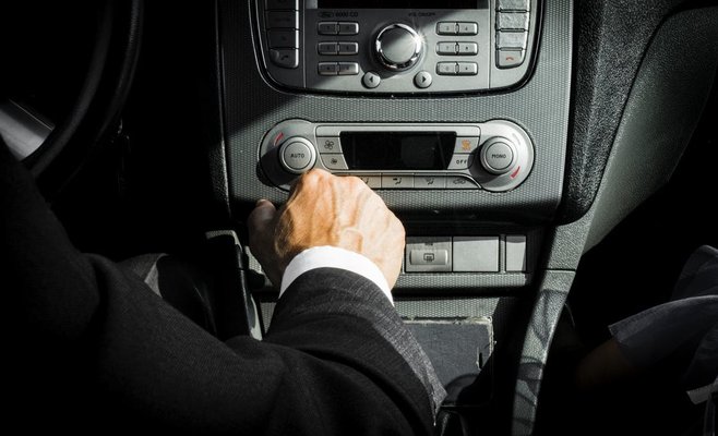 Более 140 тыс. водителей должны заменить водительские права до конца года