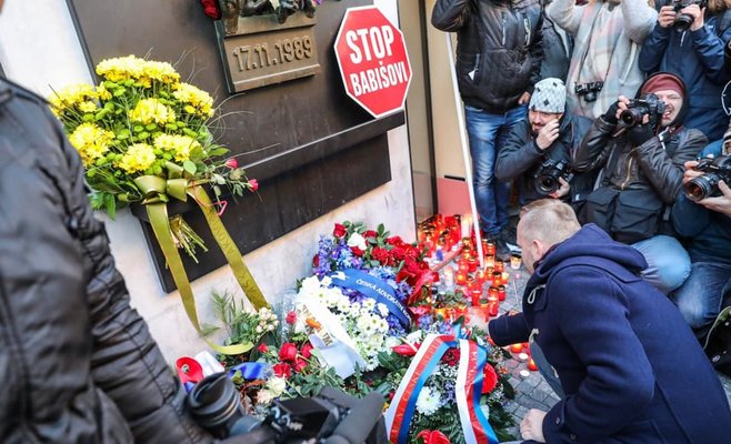 Неизвестные выбросили букеты цветов, возложенные политиками на Национальном проспекте, в мусорные баки