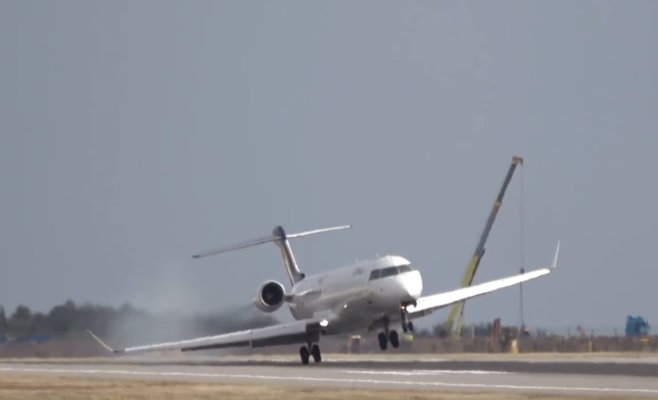 Видео: В аэропорту Праги чудом не разбился самолёт