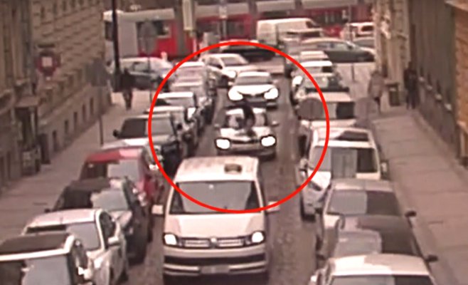 Видео: агрессивный иностранец пытался скрыться от полиции, но его сбил автомобиль