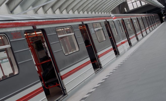 Власти будут следить за перемещением пражан в общественном транспорте через их смартфоны