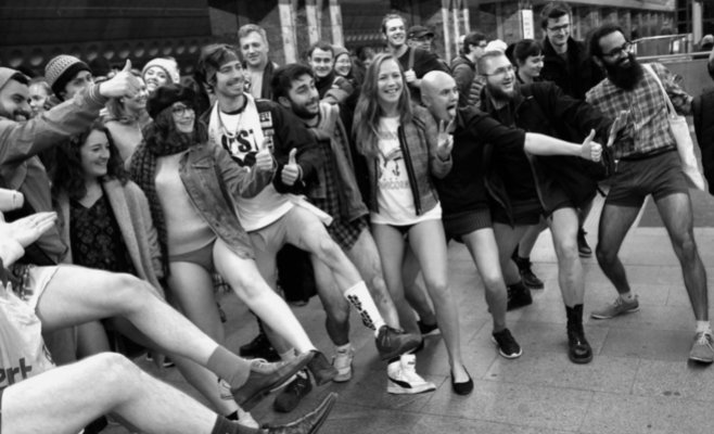 В Праге прошла акция «В метро без штанов»