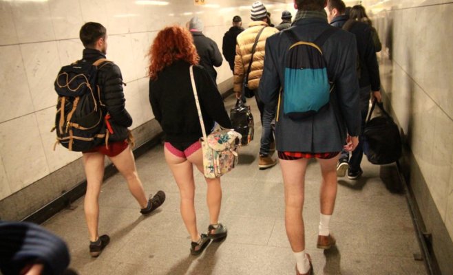 В Праге прошла акция «В метро без штанов»