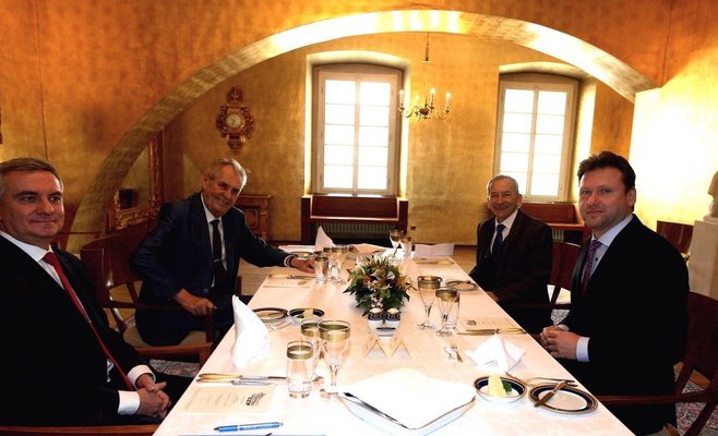 Обед президента Чехии: телятина и 16 сигарет