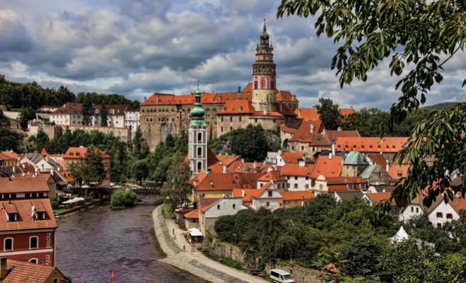 Видео: Huawei построит в Китае копию Чешского Крумлова