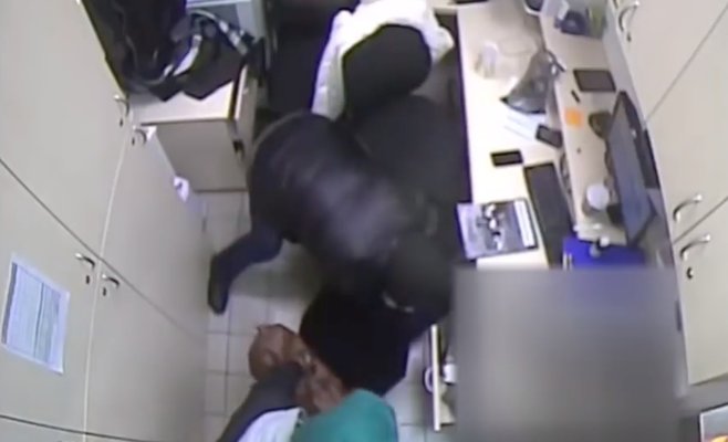 Видео: вооруженное ограбление ресторана быстрого питания в Праге