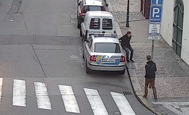 Видео: Молодым людям, испортившим полицейское авто, грозит до года тюрьмы