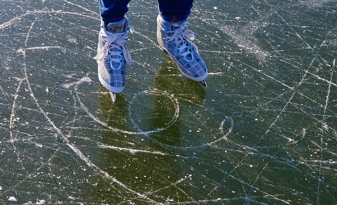 Толщина льда на пражских прудах вызывает опасения